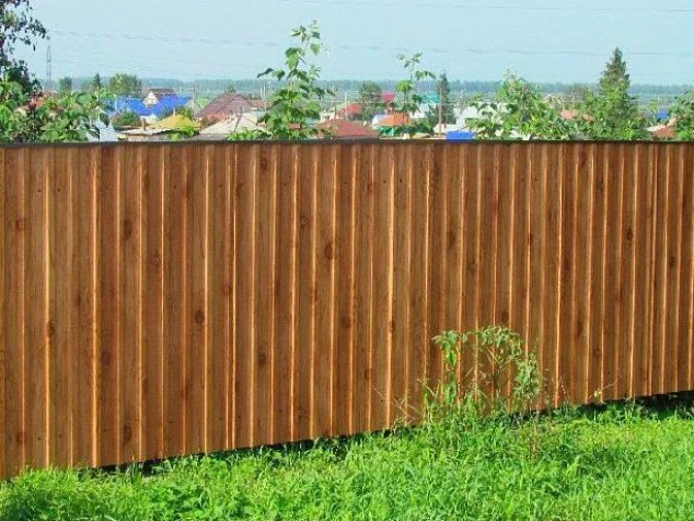 Забор с рисунком под дерево из профнастила для частной территории