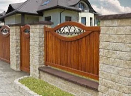 Забор для дачи из дерева с элементами ковки и калиткой